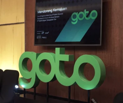 Saham GOTO jatuh ke Rp50 dengan antrean jual Rp700 miliar. Danantara diam-diam masuk, kebijakan baru aplikator jadi sorotan pasar.