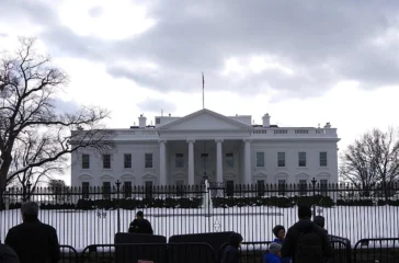 Baku tembak dekat Gedung Putih memicu lockdown pada Sabtu (24/5/2026). Dua orang ditembak saat Secret Service merespons insiden.
