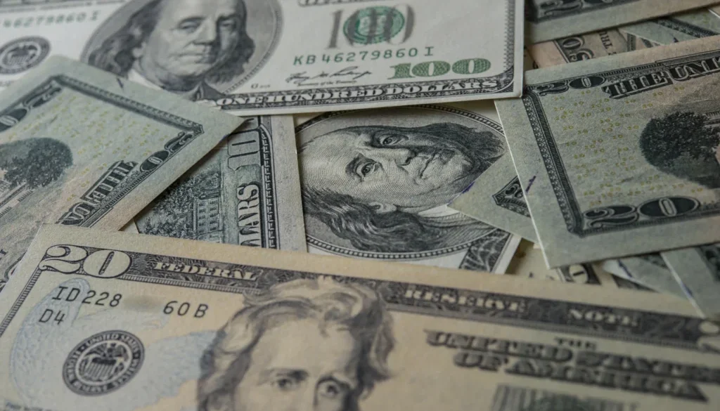 Investor kelas kakap dunia mulai mengurangi aset berbasis dolar AS dan beralih ke emas, hingga pasar berkembang akibat risiko geopolitik dan utang global.