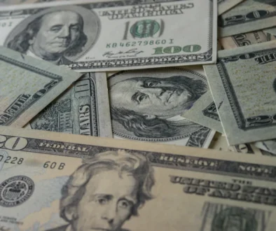 Investor kelas kakap dunia mulai mengurangi aset berbasis dolar AS dan beralih ke emas, hingga pasar berkembang akibat risiko geopolitik dan utang global.