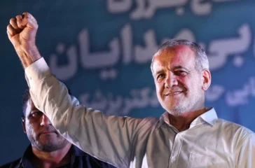 Presiden Iran Masoud Pezeshkian menegaskan tak akan menyerah di tengah tekanan AS, sementara Trump menunda operasi militer demi membuka jalan negosiasi damai.