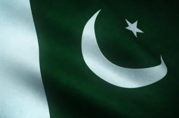 Bom bunuh diri mengguncang kereta militer di Pakistan. Sebanyak 24 tentara tewas dan 50 luka-luka dalam serangan yang diklaim BLA di Balochistan.