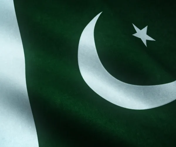 Bom bunuh diri mengguncang kereta militer di Pakistan. Sebanyak 24 tentara tewas dan 50 luka-luka dalam serangan yang diklaim BLA di Balochistan.