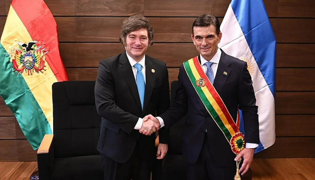 Presiden Bolivia Rodrigo Paz memangkas gajinya 50 persen di tengah gelombang demo besar akibat krisis ekonomi dan kelangkaan bahan bakar.