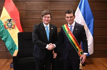 Presiden Bolivia Rodrigo Paz memangkas gajinya 50 persen di tengah gelombang demo besar akibat krisis ekonomi dan kelangkaan bahan bakar.