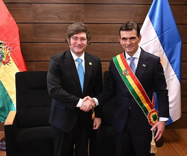 Presiden Bolivia Rodrigo Paz memangkas gajinya 50 persen di tengah gelombang demo besar akibat krisis ekonomi dan kelangkaan bahan bakar.