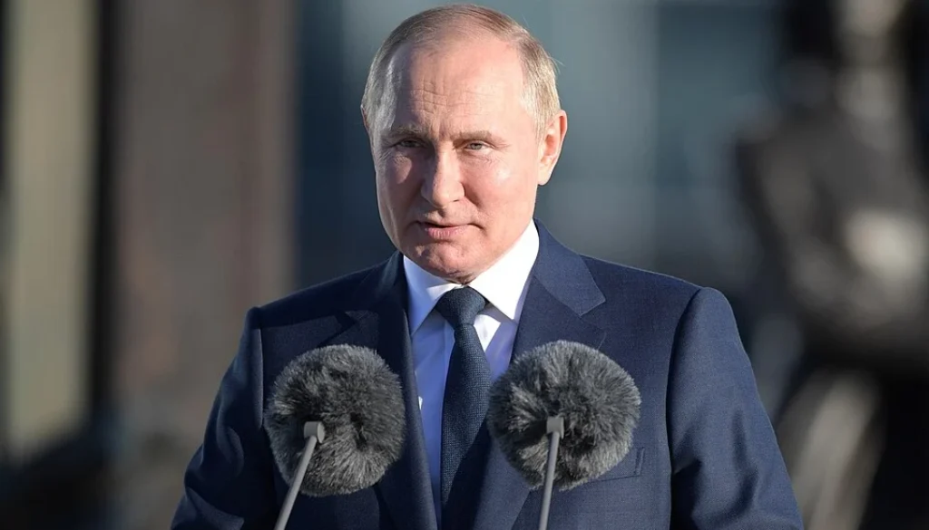 Vladimir Putin menjanjikan penghapusan utang hingga Rp 2,5 miliar bagi warga Rusia yang bergabung dalam perang Ukraina melalui kontrak militer baru.
