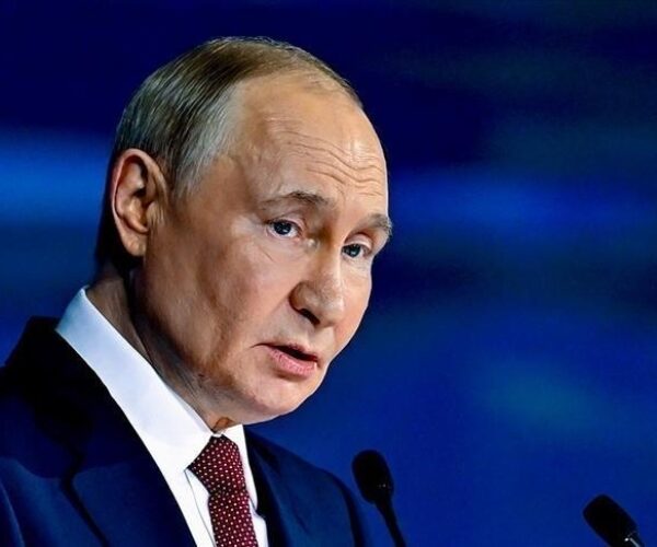 Presiden Rusia Vladimir Putin memperingatkan Presiden AS Donald Trump soal konflik Iran yang berisiko memicu dampak global, di tengah tekanan politik AS.