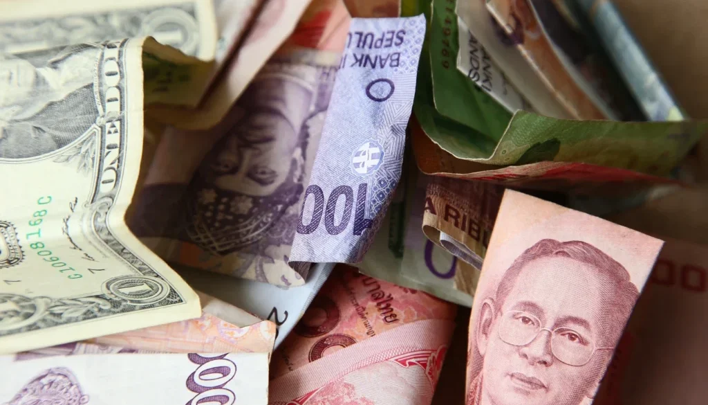 Nilai tukar rupiah melemah hingga Rp17.500 per dollar AS dipicu memanasnya konflik Amerika Serikat-Iran dan lonjakan harga minyak dunia.