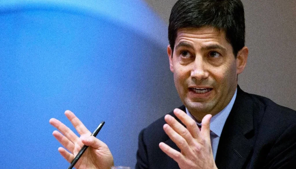 Donald Trump dijadwalkan melantik Kevin Warsh sebagai Ketua The Fed pada 22 Mei 2026. Warsh disebut menjadi pimpinan bank sentral terkaya dalam sejarah AS.