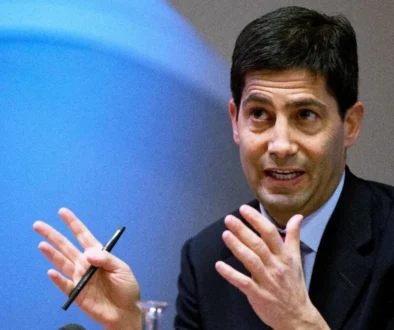 Donald Trump dijadwalkan melantik Kevin Warsh sebagai Ketua The Fed pada 22 Mei 2026. Warsh disebut menjadi pimpinan bank sentral terkaya dalam sejarah AS.