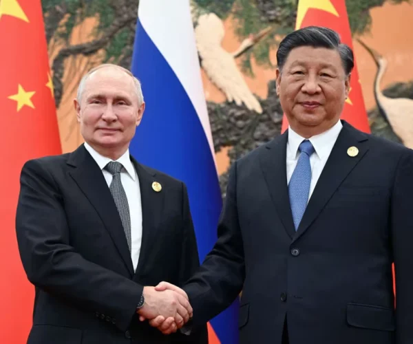 Vladimir Putin bertemu Xi Jinping di Beijing di tengah memanasnya geopolitik global. China dan Rusia disebut makin erat karena kepentingan ekonomi strategis.