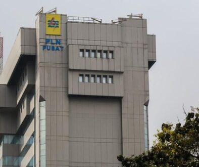 Laba PLN turun 65,8% menjadi Rp7,26 triliun pada 2025 meski pendapatan naik. Beban operasional, rugi kurs, dan biaya listrik jadi penyebab