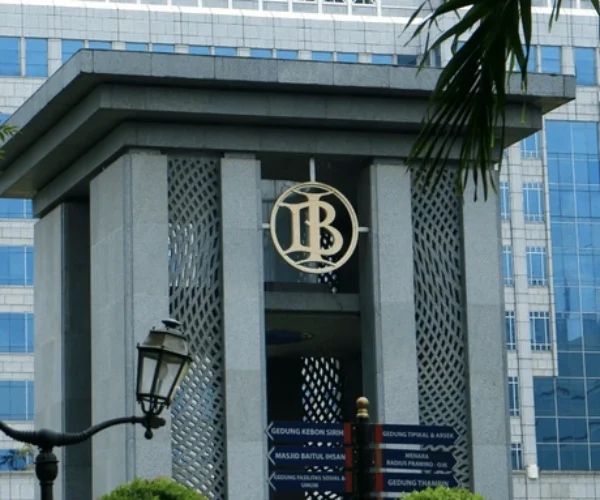 Bank Indonesia menaikkan BI Rate menjadi 5,50% dan memberikan insentif hedging swap bagi investor asing untuk menjaga stabilitas rupiah.