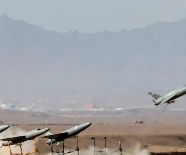 AS menembak jatuh dua drone Iran di Selat Hormuz saat Trump mengklaim tercapai kesepakatan damai dengan Teheran.