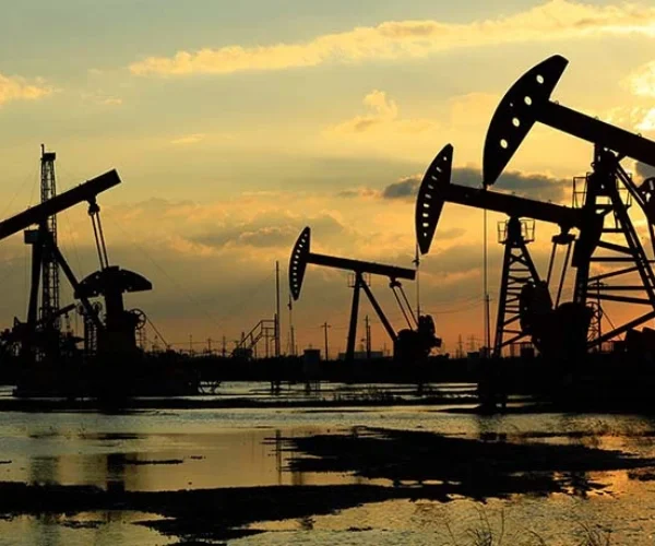 Harga minyak dunia turun tajam setelah AS dan Iran dikabarkan mencapai kesepakatan damai dan membuka kembali Selat Hormuz.
