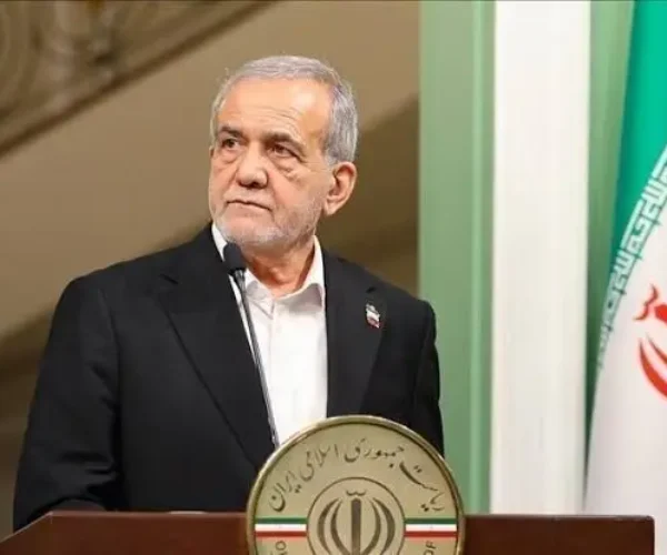 Presiden Iran Masoud Pezeshkian tiba di Pakistan untuk membahas perdagangan, energi, dan keamanan. Hubungan kedua negara kian erat pasca gencatan senjata AS-Iran