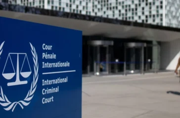 Tiga hakim ICC menggugat Donald Trump dan pemerintah AS atas sanksi yang dinilai melanggar hukum serta melumpuhkan aktivitas finansial mereka.