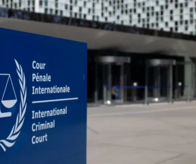 Tiga hakim ICC menggugat Donald Trump dan pemerintah AS atas sanksi yang dinilai melanggar hukum serta melumpuhkan aktivitas finansial mereka.