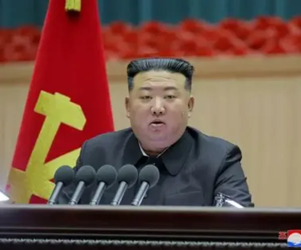 Kim Jong Un meninjau stasiun baru di resor Wonsan Kalma dan mendorong pariwisata Korea Utara setelah janji kerja sama dari Xi Jinping.