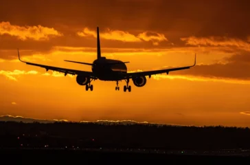 Bandara Internasional Kuwait diserang drone pada Rabu. Insiden ini menyebabkan korban luka, kerusakan fasilitas bandara, & penghentian operasional penerbangan.