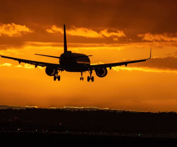 Bandara Internasional Kuwait diserang drone pada Rabu. Insiden ini menyebabkan korban luka, kerusakan fasilitas bandara, & penghentian operasional penerbangan.