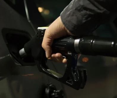 DEN menargetkan Indonesia menghentikan impor bensin pada 2028 dan solar serta avtur pada 2026 melalui peningkatan kapasitas kilang dan biofuel.