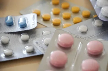 Menteri Kesehatan Budi Gunadi Sadikin memperbolehkan kenaikan harga obat 10–20 persen akibat rupiah melemah, namun akan menindak jika kenaikan melebihi batas.