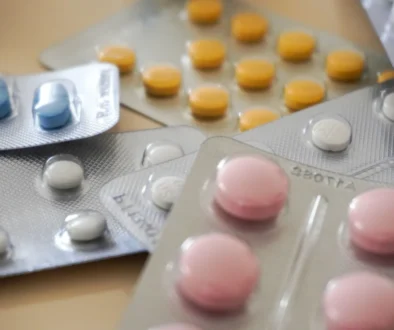 Menteri Kesehatan Budi Gunadi Sadikin memperbolehkan kenaikan harga obat 10–20 persen akibat rupiah melemah, namun akan menindak jika kenaikan melebihi batas.
