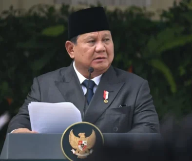 Presiden Prabowo mendukung usulan BUMN menyisihkan laba untuk riset dan inovasi. Namun, ia menyoroti pentingnya peningkatan kinerja dan efisiensi BUMN.