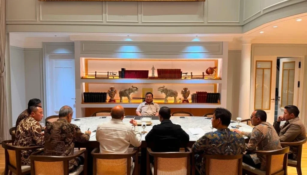 Presiden Prabowo memanggil sejumlah menteri ke Kertanegara untuk membahas peningkatan investasi global ke Indonesia dan kepercayaan investor internasional.