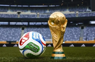 Timnas Cape Verde disambut ribuan warga usai mencetak sejarah di Piala Dunia. Meski kalah dari Argentina, Blue Sharks mendapat apresiasi sebagai pahlawan.