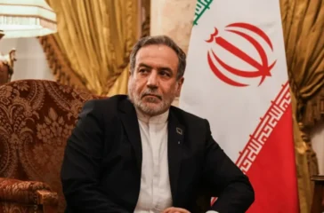 Menlu Iran Abbas Araghchi menyindir rencana Donald Trump mengenakan tarif 20% bagi kapal di Selat Hormuz dan menegaskan Iran penjaga jalur itu.