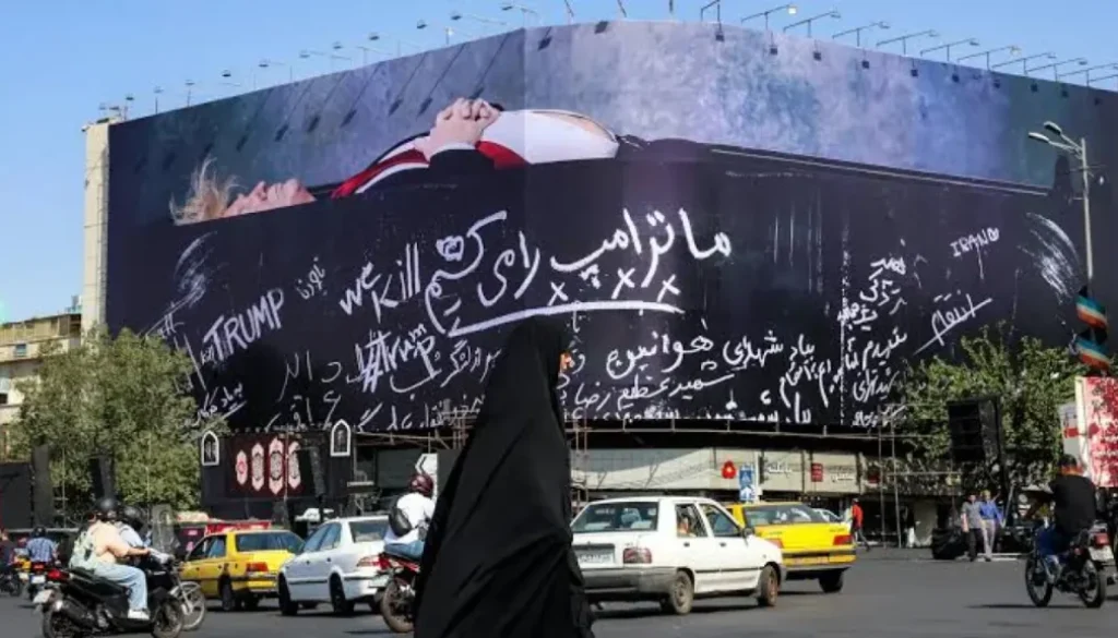Iran memasang billboard bergambar Donald Trump di dalam peti mati di Teheran. Aksi itu menjadi simbol propaganda di tengah memanasnya konflik AS-Iran.