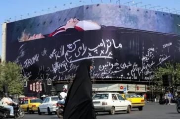 Iran memasang billboard bergambar Donald Trump di dalam peti mati di Teheran. Aksi itu menjadi simbol propaganda di tengah memanasnya konflik AS-Iran.