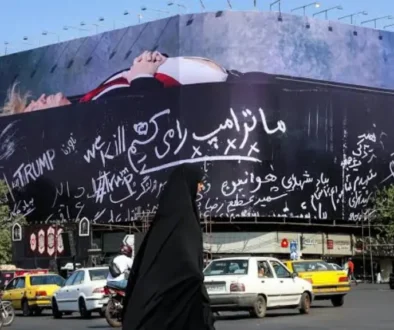 Iran memasang billboard bergambar Donald Trump di dalam peti mati di Teheran. Aksi itu menjadi simbol propaganda di tengah memanasnya konflik AS-Iran.