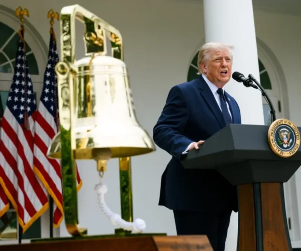 Trump Kenakan Tarif 50% Impor Kanada, Perang Dagang Memanas
