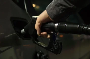 Pemerintah resmi meluncurkan B50. Menteri ESDM Bahlil Lahadalia menyebut kebijakan ini berpotensi menghemat devisa Rp 170 triliun dan menghentikan impor solar.