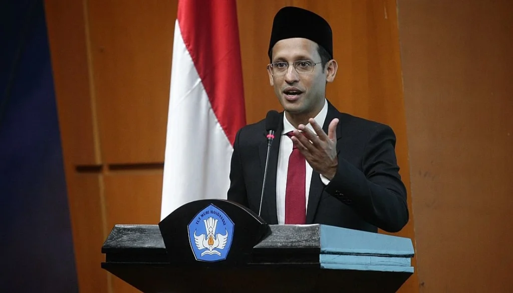 Majelis hakim Tipikor Jakarta menjatuhkan vonis 10 tahun penjara kepada Nadiem Makarim dalam kasus korupsi pengadaan Chromebook, dengan kerugian Rp 2,1 triliun.