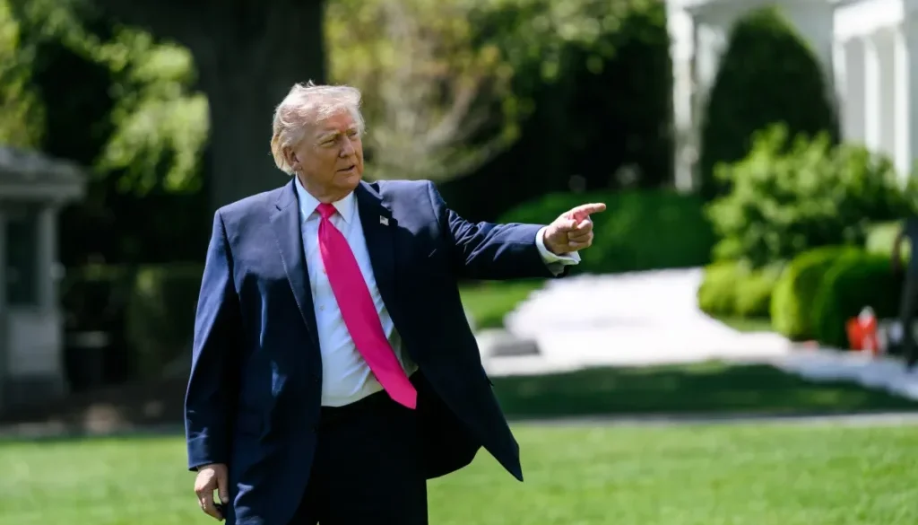 Donald Trump mengancam memenjarakan pembocor informasi stok amunisi AS setelah muncul laporan persediaan rudal mulai menipis akibat perang melawan Iran.