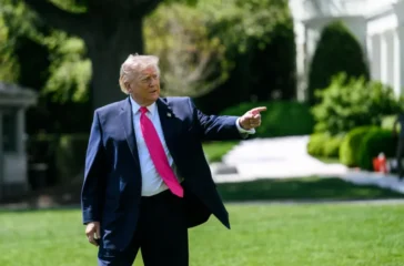 Donald Trump mengancam memenjarakan pembocor informasi stok amunisi AS setelah muncul laporan persediaan rudal mulai menipis akibat perang melawan Iran.