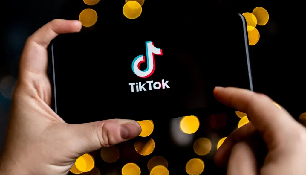 Departemen Kehakiman Amerika Serikat (AS) atau DOJ menjatuhkan denda sebesar US$400 juta atau sekitar Rp7,05 triliun kepada TikTok dan perusahaan induknya, ByteDance. Kedua perusahaan menyetujui pembayaran tersebut untuk menyelesaikan perkara terkait dugaan pelanggaran aturan privasi anak di dunia digital. Dikutip dari Reuters, DOJ sebelumnya telah menggugat TikTok dan ByteDance sejak 2024. Pemerintah AS menilai kedua perusahaan melanggar aturan yang mengharuskan layanan digital memperoleh persetujuan orang tua sebelum mengumpulkan informasi pribadi pengguna berusia di bawah 13 tahun. Wakil Jaksa Agung AS Stanley Woodward mengatakan perlindungan anak di ruang digital menjadi salah satu prioritas pemerintah. Ia menegaskan perusahaan teknologi harus memastikan seluruh kewajiban hukum terkait perlindungan anak dipenuhi. “Prioritas kami adalah memastikan seluruh anak-anak terlindungi secara daring,” ujar Woodward. Rincian Denda TikTok dan ByteDance Total denda yang disepakati TikTok dan ByteDance mencapai US$400 juta. Nilai tersebut terdiri dari US$300 juta atau sekitar Rp5,29 triliun serta tambahan sanksi sebesar US$100 juta atau sekitar Rp1,76 triliun. Baca Juga : Iran Ancam Negara Tetangga yang Ikut Serta Perang Ekonomi AS Sanksi tambahan tersebut berkaitan dengan keputusan persetujuan yang sebelumnya dibuat bersama Komisi Perdagangan Federal AS (FTC) pada 2019 terhadap Musical.ly, platform yang kemudian menjadi bagian dari TikTok. Dalam perkara tersebut, FTC menyatakan Musical.ly mengetahui adanya pengguna anak-anak di platformnya. Namun, perusahaan dinilai tidak mendapatkan persetujuan orang tua sebelum mengumpulkan sejumlah informasi pribadi, termasuk nama dan alamat email. Atas pelanggaran tersebut, Musical.ly sebelumnya telah dikenai denda sebesar US$5,7 juta. Perkara terbaru kembali menyoroti tanggung jawab platform media sosial dalam mengelola data pribadi anak, khususnya ketika layanan tersebut digunakan oleh kelompok usia yang membutuhkan perlindungan lebih ketat. ByteDance Ubah Struktur Bisnis TikTok di AS Selain penyelesaian perkara privasi, ByteDance sebelumnya juga mengambil langkah untuk mempertahankan operasional TikTok di Amerika Serikat. Baca Juga : Prabowo Optimis Karhutla di Kalteng Segera Terkendali Pada Januari, ByteDance menyepakati pembentukan perusahaan patungan dengan kepemilikan mayoritas dari pihak Amerika Serikat. Langkah tersebut ditujukan untuk mengamankan data pengguna AS sekaligus menghindari ancaman larangan terhadap TikTok. TikTok sendiri memiliki basis pengguna yang sangat besar di AS, dengan jumlah pengguna disebut telah mencapai lebih dari 200 juta orang. Pemerintah AS juga mencatat bahwa TikTok telah mengalami sejumlah perubahan sejak pengaduan hukum diajukan. Perubahan tersebut mencakup struktur kepemilikan, manajemen, fungsi kepatuhan, serta praktik perlindungan privasi pengguna. Kasus ini menjadi salah satu tekanan hukum terbesar yang dihadapi TikTok di AS dan kembali menempatkan perlindungan data anak serta keamanan pengguna muda sebagai sorotan utama dalam operasional perusahaan teknologi.
