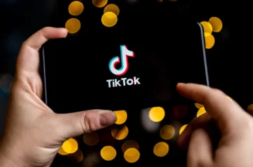 Departemen Kehakiman Amerika Serikat (AS) atau DOJ menjatuhkan denda sebesar US$400 juta atau sekitar Rp7,05 triliun kepada TikTok dan perusahaan induknya, ByteDance. Kedua perusahaan menyetujui pembayaran tersebut untuk menyelesaikan perkara terkait dugaan pelanggaran aturan privasi anak di dunia digital. Dikutip dari Reuters, DOJ sebelumnya telah menggugat TikTok dan ByteDance sejak 2024. Pemerintah AS menilai kedua perusahaan melanggar aturan yang mengharuskan layanan digital memperoleh persetujuan orang tua sebelum mengumpulkan informasi pribadi pengguna berusia di bawah 13 tahun. Wakil Jaksa Agung AS Stanley Woodward mengatakan perlindungan anak di ruang digital menjadi salah satu prioritas pemerintah. Ia menegaskan perusahaan teknologi harus memastikan seluruh kewajiban hukum terkait perlindungan anak dipenuhi. “Prioritas kami adalah memastikan seluruh anak-anak terlindungi secara daring,” ujar Woodward. Rincian Denda TikTok dan ByteDance Total denda yang disepakati TikTok dan ByteDance mencapai US$400 juta. Nilai tersebut terdiri dari US$300 juta atau sekitar Rp5,29 triliun serta tambahan sanksi sebesar US$100 juta atau sekitar Rp1,76 triliun. Baca Juga : Iran Ancam Negara Tetangga yang Ikut Serta Perang Ekonomi AS Sanksi tambahan tersebut berkaitan dengan keputusan persetujuan yang sebelumnya dibuat bersama Komisi Perdagangan Federal AS (FTC) pada 2019 terhadap Musical.ly, platform yang kemudian menjadi bagian dari TikTok. Dalam perkara tersebut, FTC menyatakan Musical.ly mengetahui adanya pengguna anak-anak di platformnya. Namun, perusahaan dinilai tidak mendapatkan persetujuan orang tua sebelum mengumpulkan sejumlah informasi pribadi, termasuk nama dan alamat email. Atas pelanggaran tersebut, Musical.ly sebelumnya telah dikenai denda sebesar US$5,7 juta. Perkara terbaru kembali menyoroti tanggung jawab platform media sosial dalam mengelola data pribadi anak, khususnya ketika layanan tersebut digunakan oleh kelompok usia yang membutuhkan perlindungan lebih ketat. ByteDance Ubah Struktur Bisnis TikTok di AS Selain penyelesaian perkara privasi, ByteDance sebelumnya juga mengambil langkah untuk mempertahankan operasional TikTok di Amerika Serikat. Baca Juga : Prabowo Optimis Karhutla di Kalteng Segera Terkendali Pada Januari, ByteDance menyepakati pembentukan perusahaan patungan dengan kepemilikan mayoritas dari pihak Amerika Serikat. Langkah tersebut ditujukan untuk mengamankan data pengguna AS sekaligus menghindari ancaman larangan terhadap TikTok. TikTok sendiri memiliki basis pengguna yang sangat besar di AS, dengan jumlah pengguna disebut telah mencapai lebih dari 200 juta orang. Pemerintah AS juga mencatat bahwa TikTok telah mengalami sejumlah perubahan sejak pengaduan hukum diajukan. Perubahan tersebut mencakup struktur kepemilikan, manajemen, fungsi kepatuhan, serta praktik perlindungan privasi pengguna. Kasus ini menjadi salah satu tekanan hukum terbesar yang dihadapi TikTok di AS dan kembali menempatkan perlindungan data anak serta keamanan pengguna muda sebagai sorotan utama dalam operasional perusahaan teknologi.