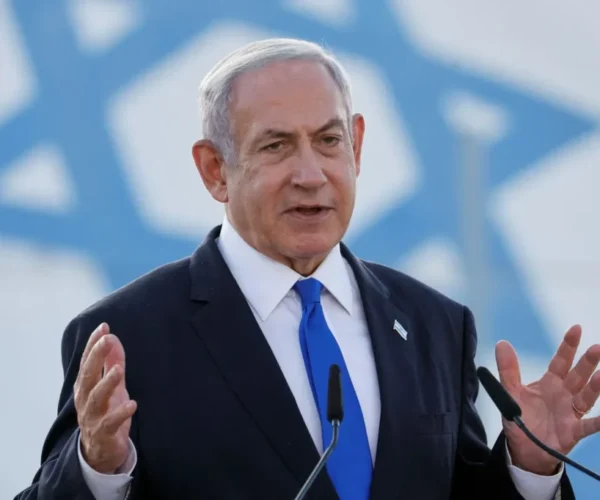 Netanyahu berjanji memperluas permukiman Israel di Tepi Barat dan menyambut imigrasi Yahudi. Negara Arab dan Barat mengecam proyek E1.
