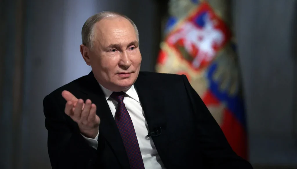 Kunjungan Vladimir Putin ke pulau sengketa dekat Jepang memicu kecaman Tokyo. Jepang menilai tindakan Rusia menghambat upaya memperbaiki hubungan kedua negara.