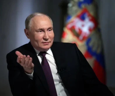 Kunjungan Vladimir Putin ke pulau sengketa dekat Jepang memicu kecaman Tokyo. Jepang menilai tindakan Rusia menghambat upaya memperbaiki hubungan kedua negara.