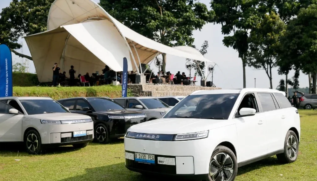 Jaecoo J5 memimpin penjualan mobil listrik Indonesia hingga Agustus 2026 dengan 23.359 unit, menggeser BYD Atto 1 dari posisi teratas.