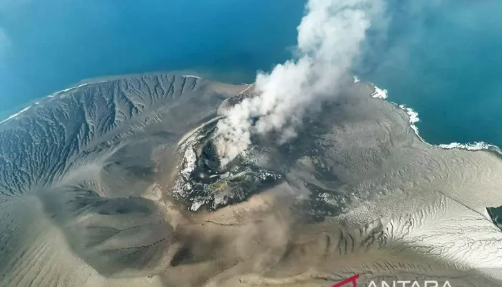 Prabowo Pantau Erupsi Anak Krakatau, Warga Diminta Waspada