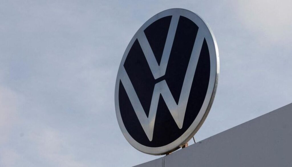 Volkswagen akan PHK 100.000 karyawan hingga 2030 akibat tekanan tarif AS dan persaingan mobil China. Empat pabrik di Jerman juga terancam tutup.