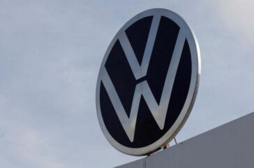 Volkswagen akan PHK 100.000 karyawan hingga 2030 akibat tekanan tarif AS dan persaingan mobil China. Empat pabrik di Jerman juga terancam tutup.